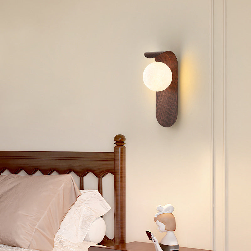 LuxeWood – Chic Walnut Wall Lamp for Unique Ambiances